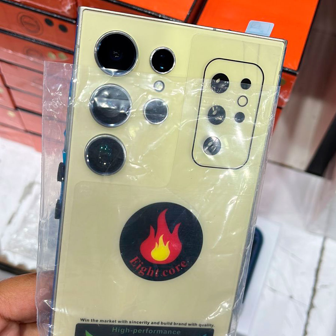 S24 Ultra Goophone Bege — Close da câmera com película Close da câmera do S24 Ultra Goophone bege com película.