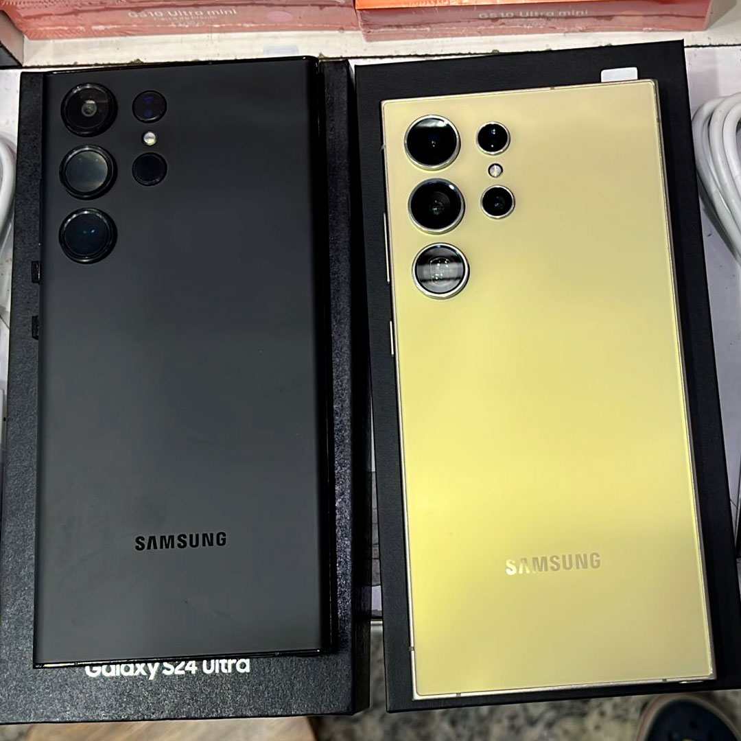 S24 Ultra Goophone — Preto e Bege em destaque sobre caixas S24 Ultra Goophone nas cores preto e bege sobre as caixas.