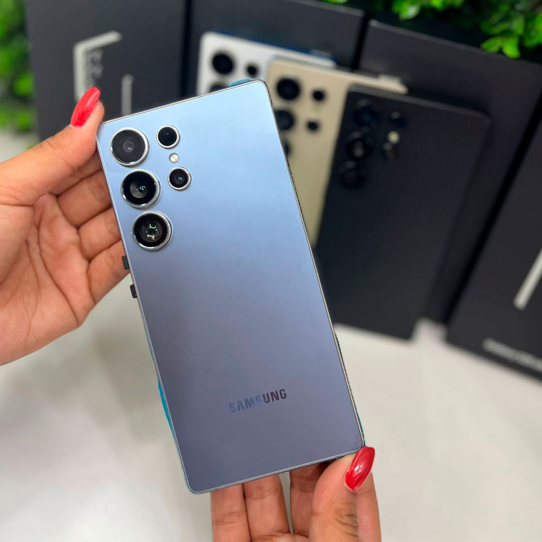 S25 Ultra Titanium SilverBlue em destaque com acabamento brilhante